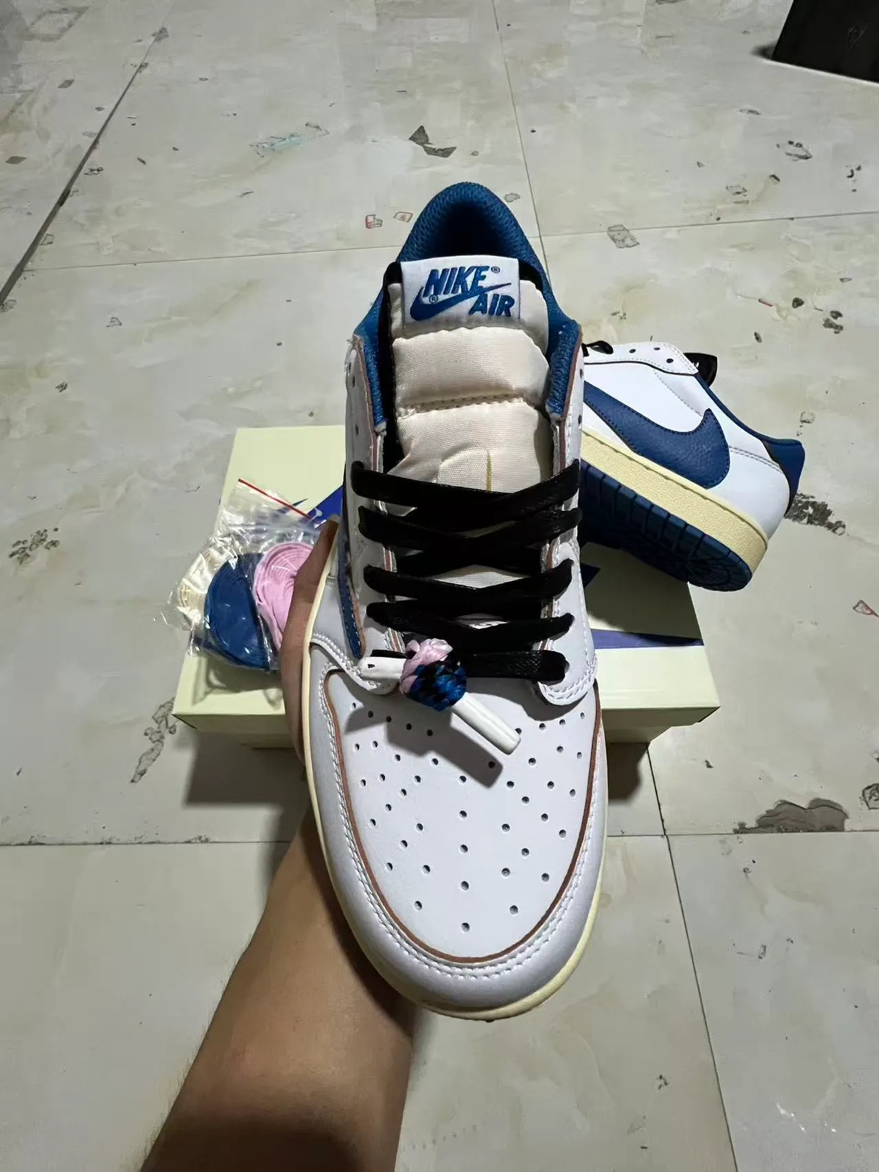 Nike White Navy Low-Top Leather Upper Lifestyle Sneakers 3