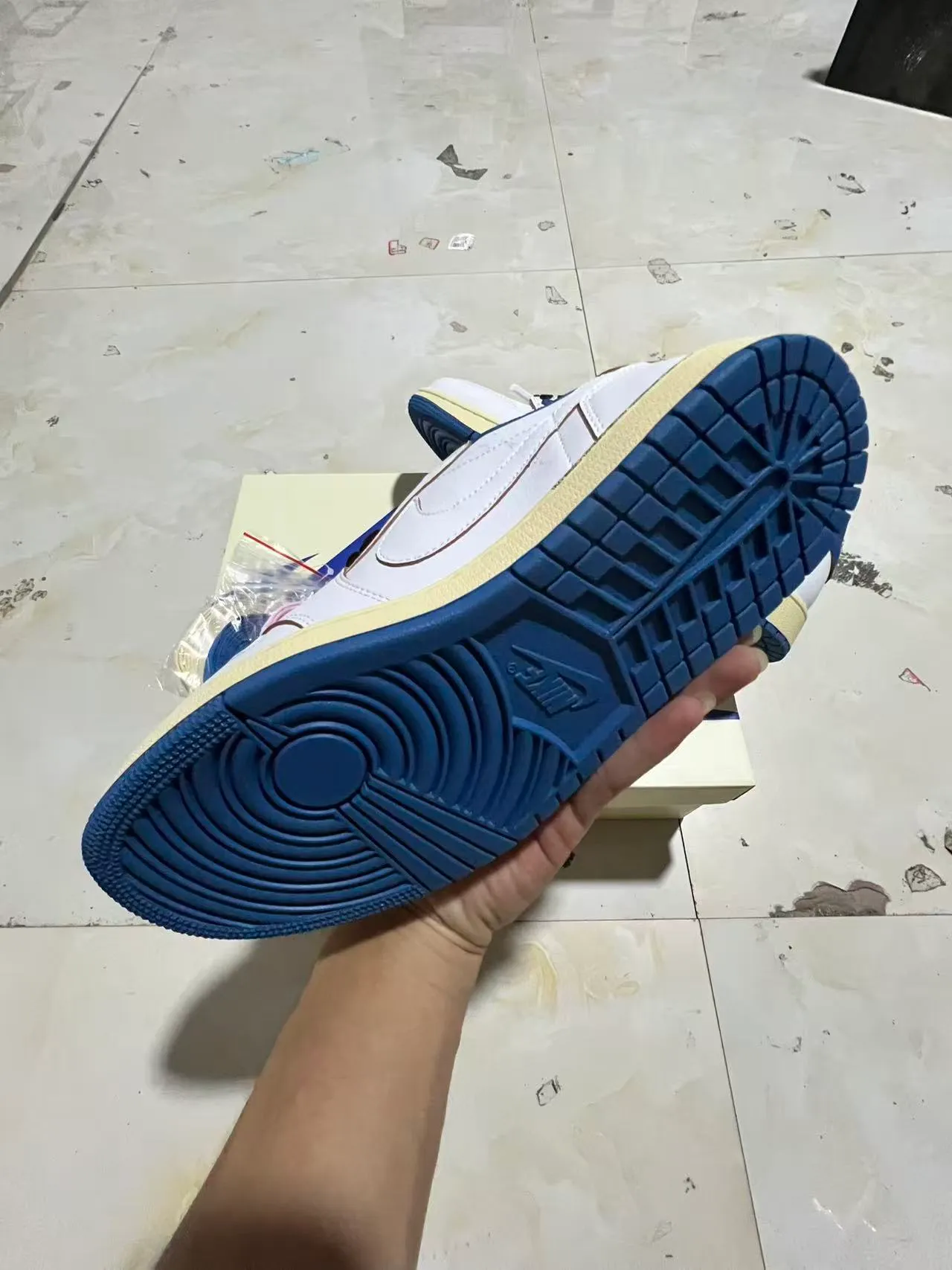 Nike White Navy Low-Top Leather Upper Lifestyle Sneakers 6