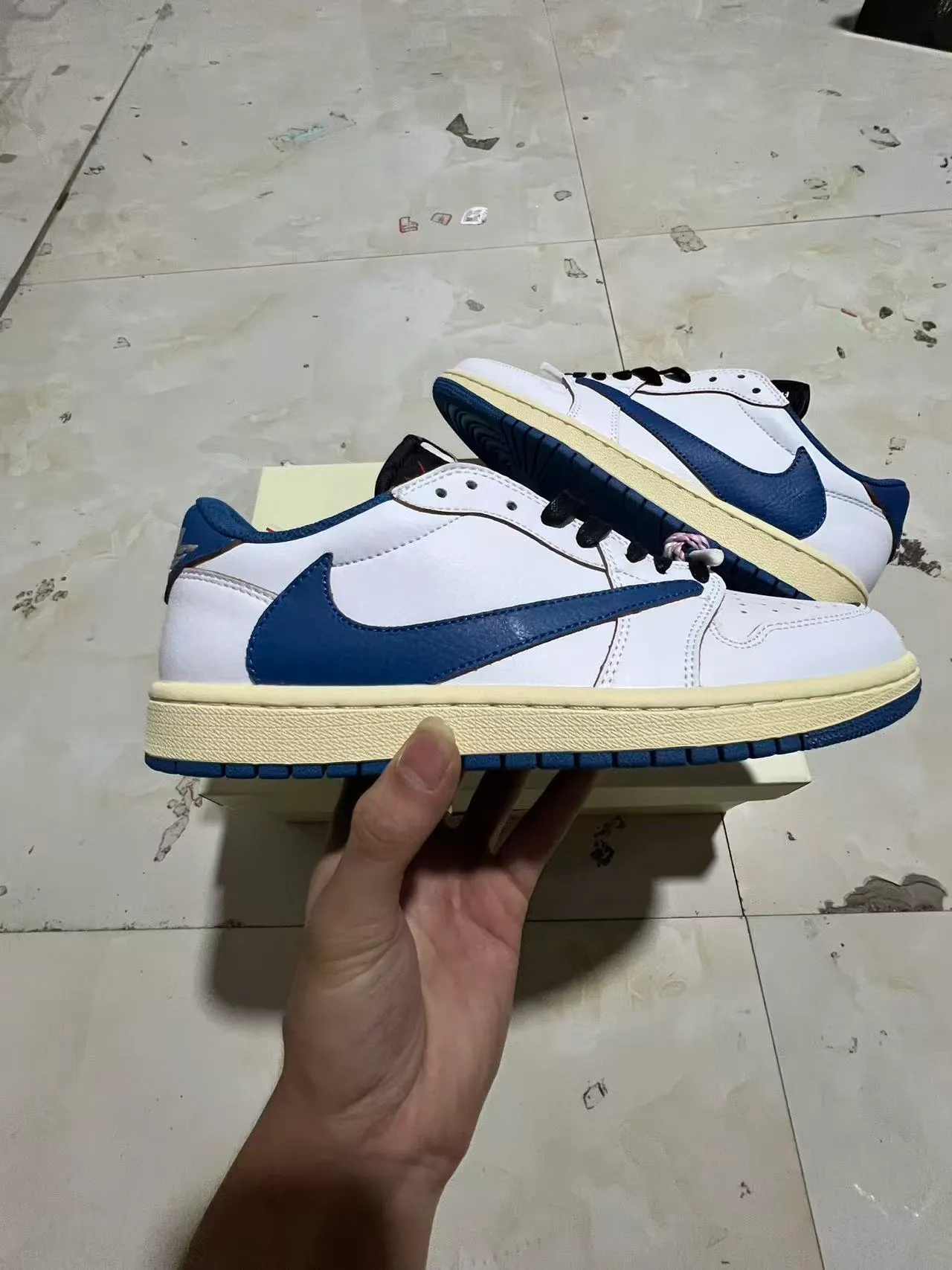 Nike White Navy Low-Top Leather Upper Lifestyle Sneakers 7