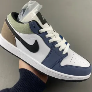 Nike White Navy Low-Top Panelled Upper Lifestyle Sneakers