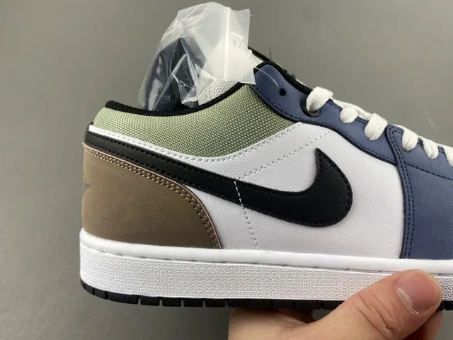 Nike White Navy Low-Top Panelled Upper Lifestyle Sneakers 2