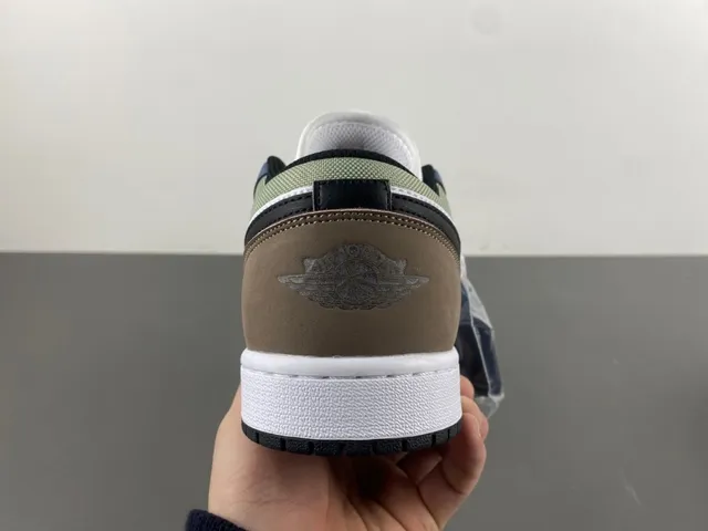 Nike White Navy Low-Top Panelled Upper Lifestyle Sneakers 4