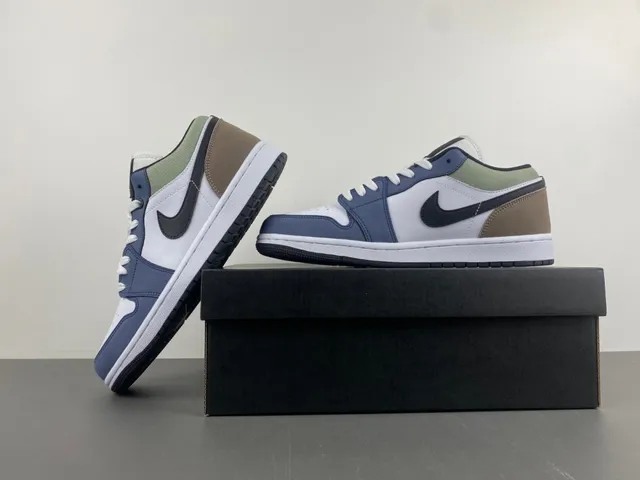 Nike White Navy Low-Top Panelled Upper Lifestyle Sneakers 14