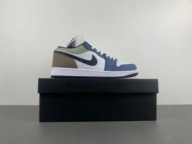Nike White Navy Low-Top Panelled Upper Lifestyle Sneakers 15