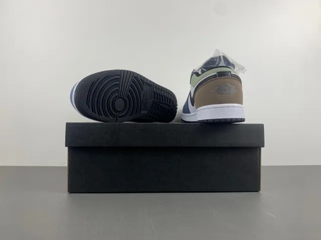 Nike White Navy Low-Top Panelled Upper Lifestyle Sneakers 16