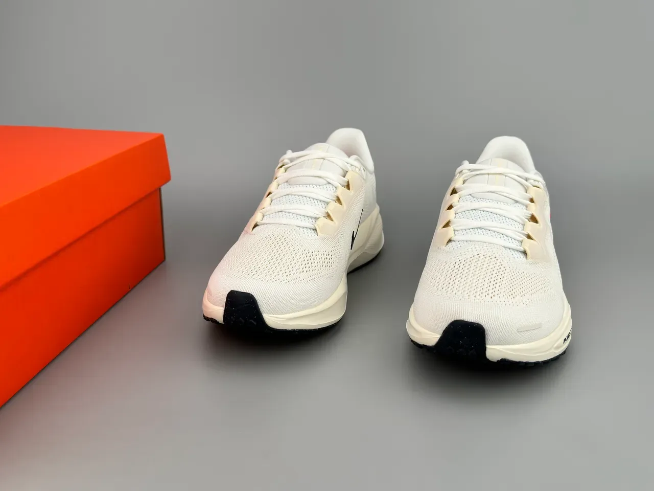 Nike Chaussures Running Blanc Orange Upper Maille Ingénierisée Tab Swoosh Accent 3