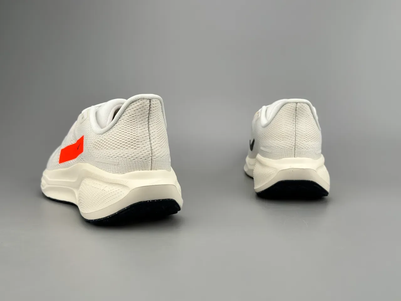 Nike Chaussures Running Blanc Orange Upper Maille Ingénierisée Tab Swoosh Accent 6