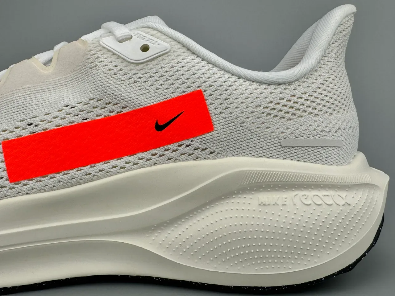 Nike Chaussures Running Blanc Orange Upper Maille Ingénierisée Tab Swoosh Accent 7