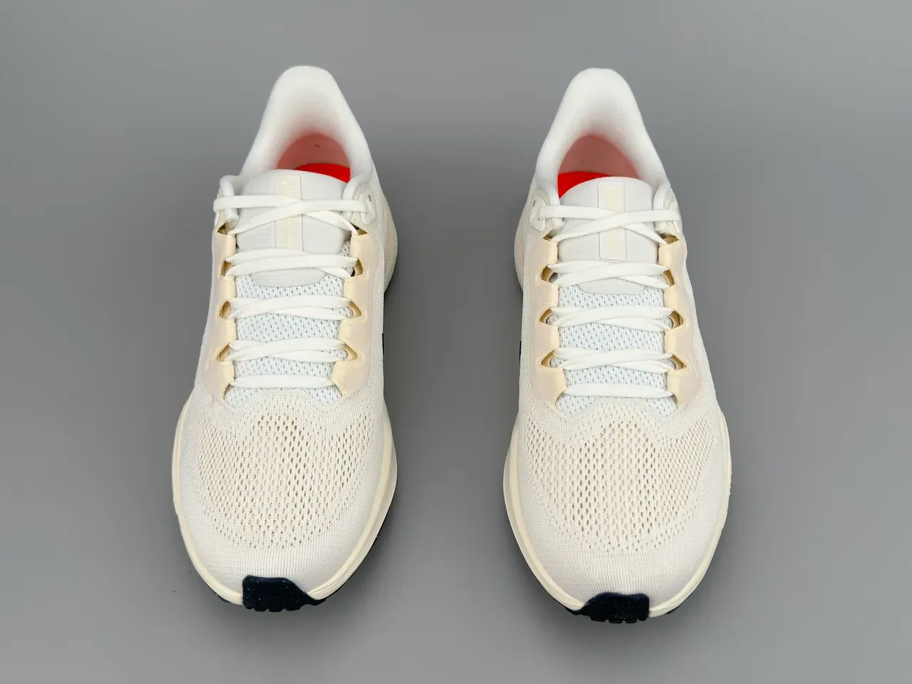 Nike Chaussures Running Blanc Orange Upper Maille Ingénierisée Tab Swoosh Accent 9