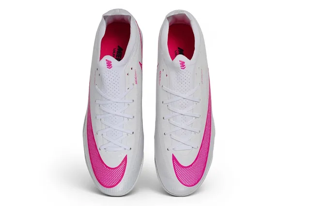 Nike White Pink Low-Cut Knit Upper Turf Soccer Shoes 2