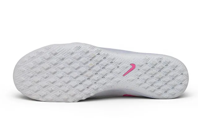 Nike White Pink Low-Cut Knit Upper Turf Soccer Shoes 6