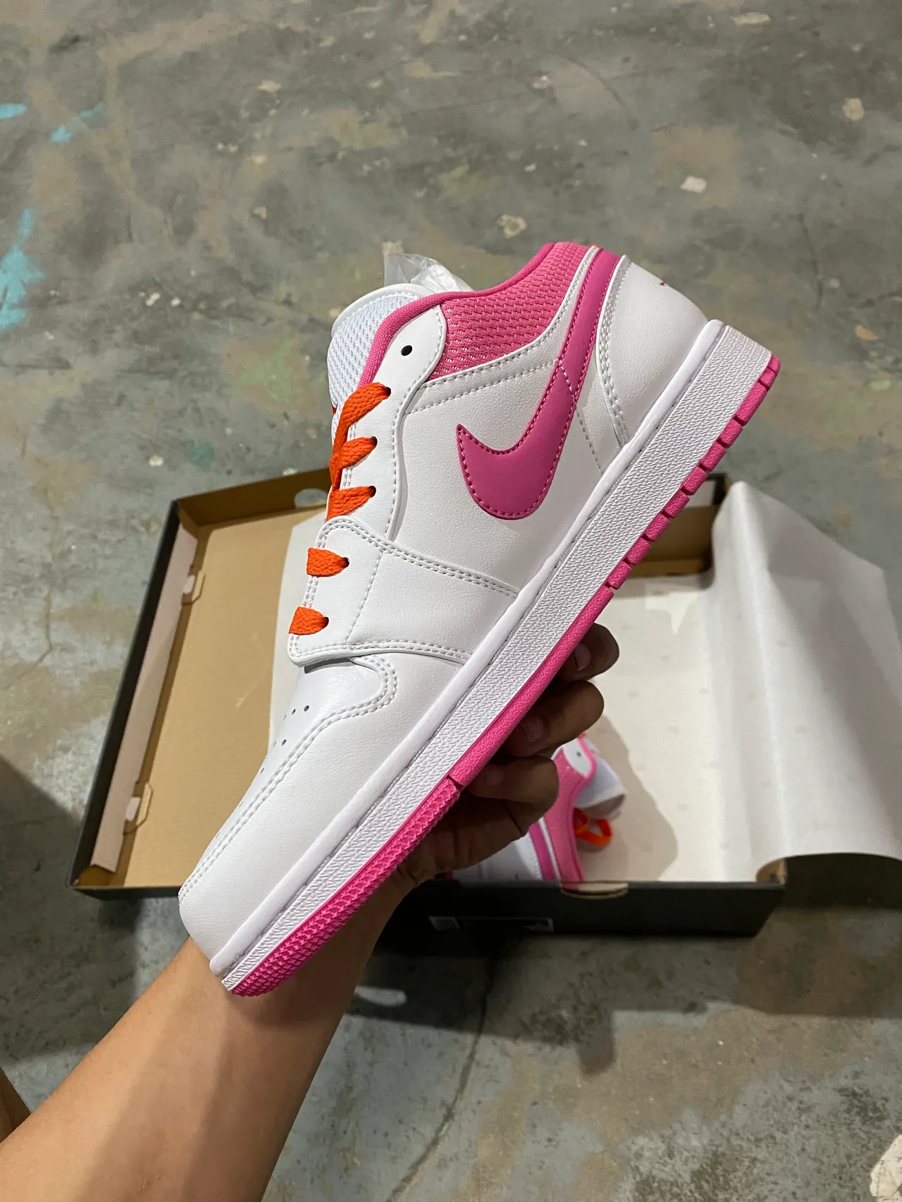 Nike White Pink Low-Top Padded Collar Lifestyle Sneakers 4