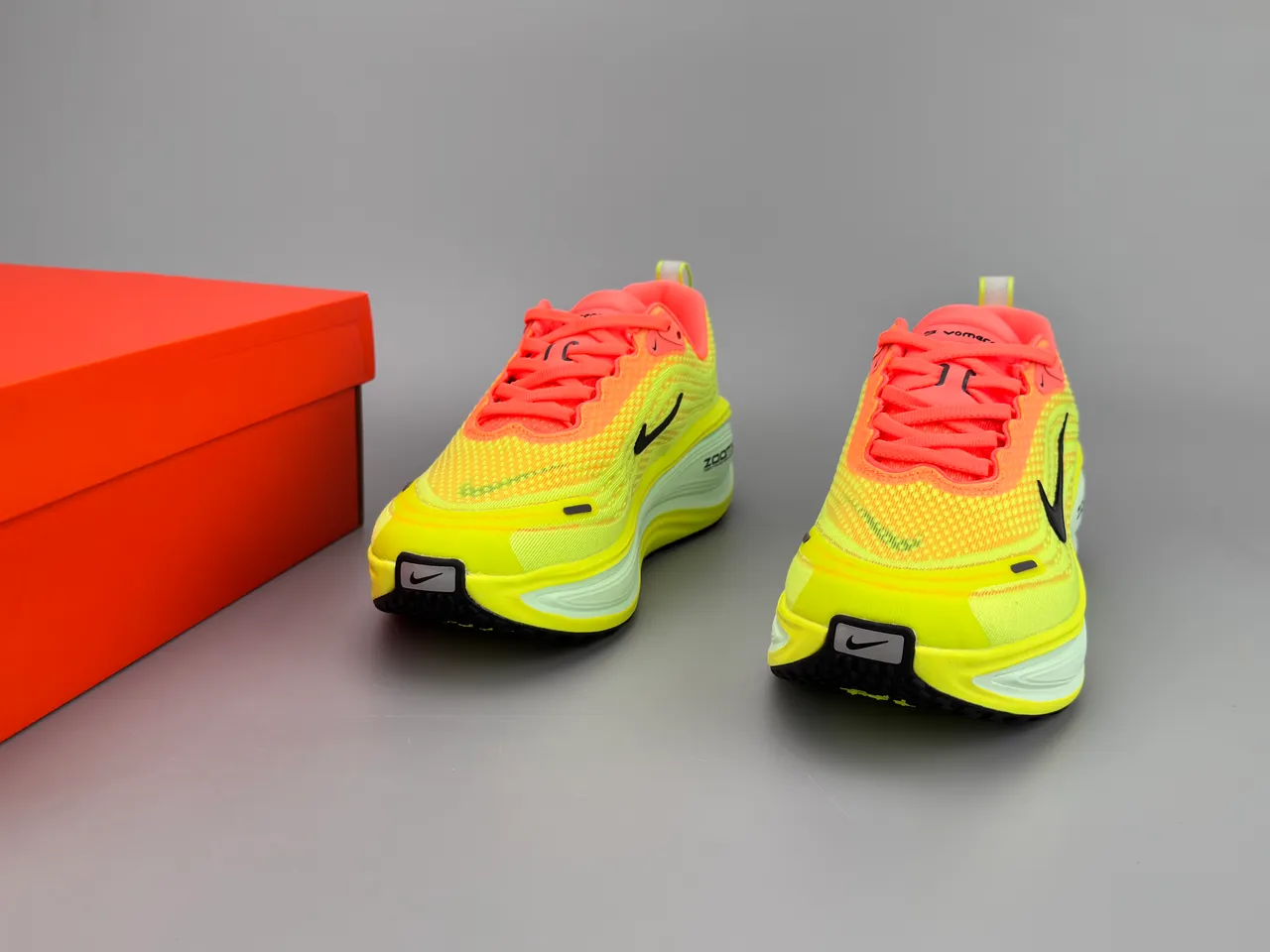 Nike Amarillo Rosa Upper de Knit Engineered Sculpted ZoomX Midsole Zapatillas de correr 3