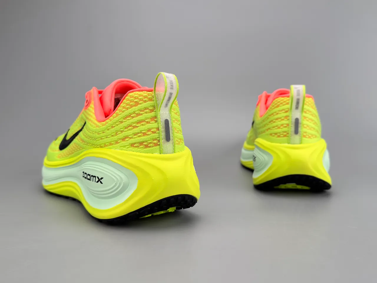 Nike Amarillo Rosa Upper de Knit Engineered Sculpted ZoomX Midsole Zapatillas de correr 4