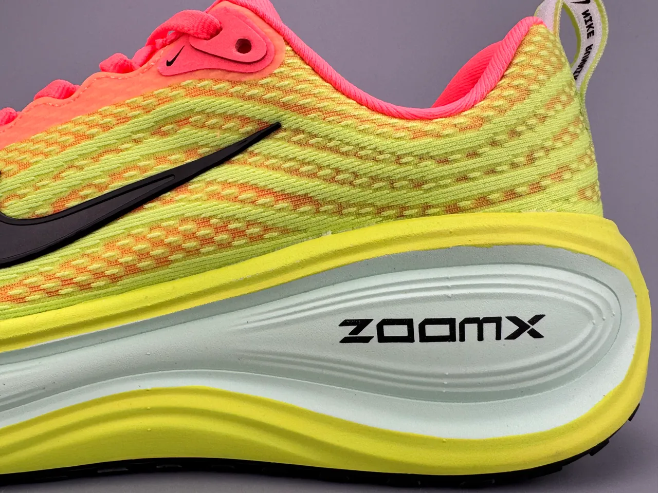 Nike Amarillo Rosa Upper de Knit Engineered Sculpted ZoomX Midsole Zapatillas de correr 5