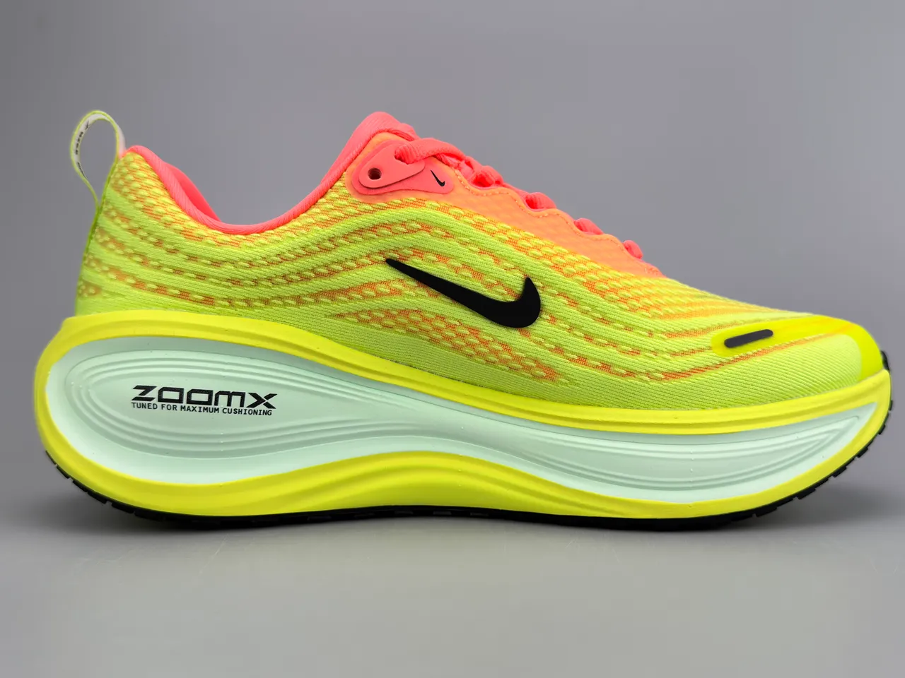 Nike Amarillo Rosa Upper de Knit Engineered Sculpted ZoomX Midsole Zapatillas de correr 10