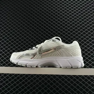 Nike Zoom 2ك أبيض ومعدني فضي حذاء رياضي سميك