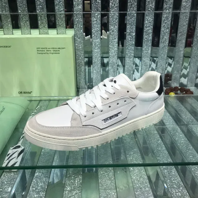 Off-White Chaussures Lifestyle Beige basses en suède et cuir panelées 4