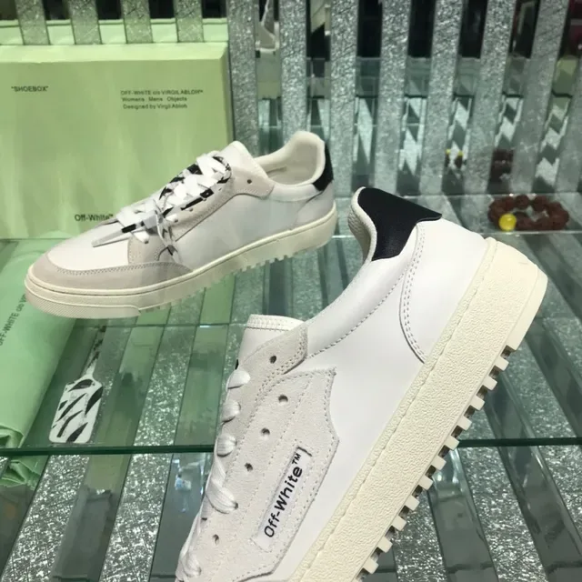 Off-White Chaussures Lifestyle Beige basses en suède et cuir panelées 5