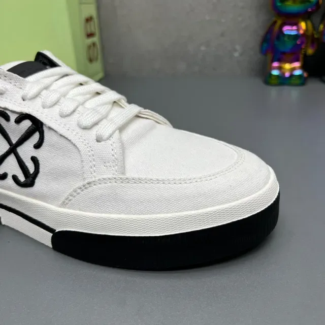 Off-White Zapatillas Lifestyle Negro Superior de Lona Contraste 4