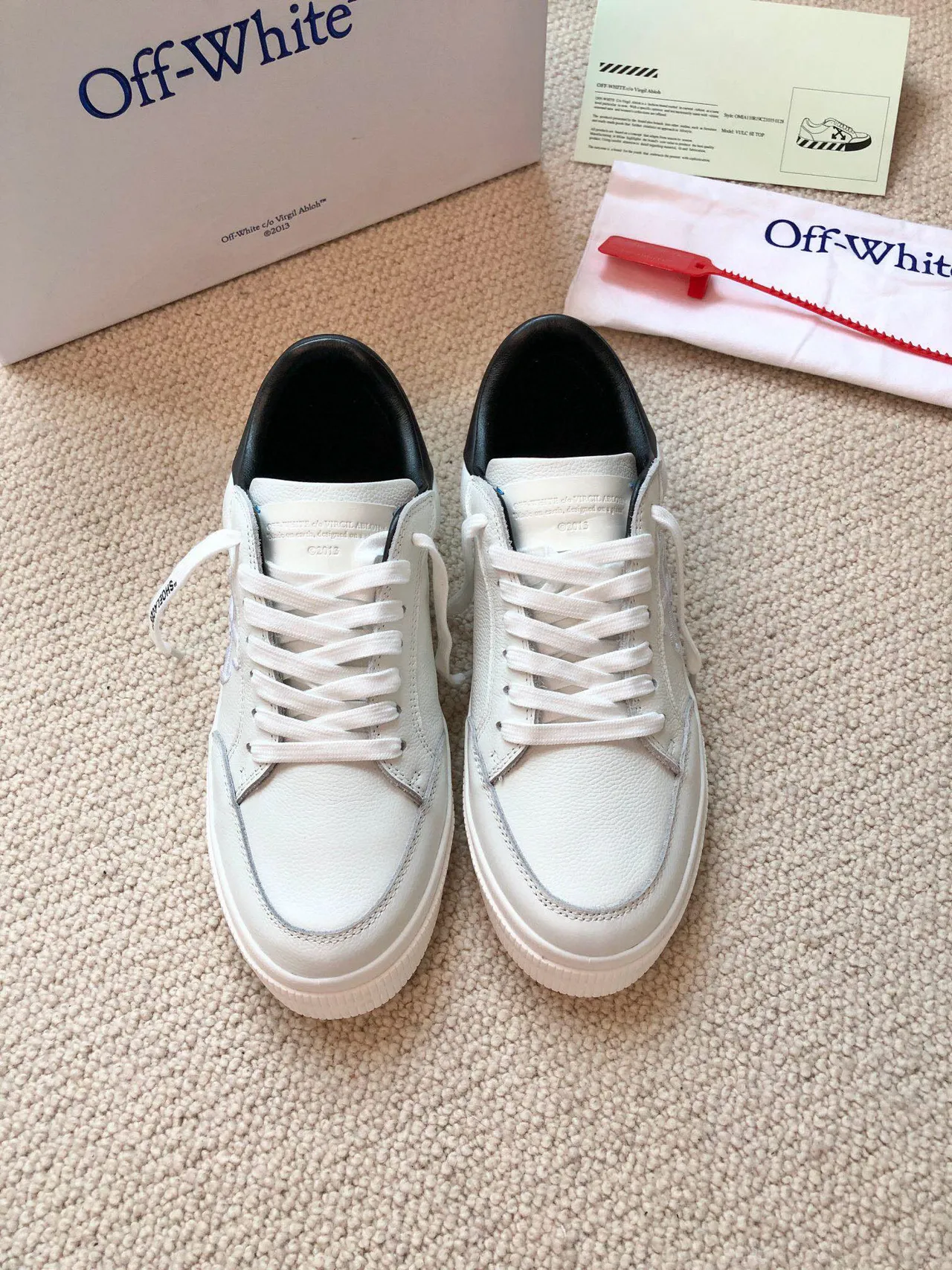 Off-White Sneakers Lifestyle Noir à Panneaux en Cuir Détail Industriel 4
