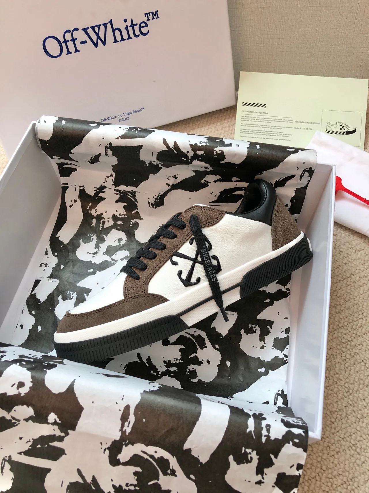 Off-White سينيكرز Lifestyle بني Low-Top كانفاس وسويد بألواح 4