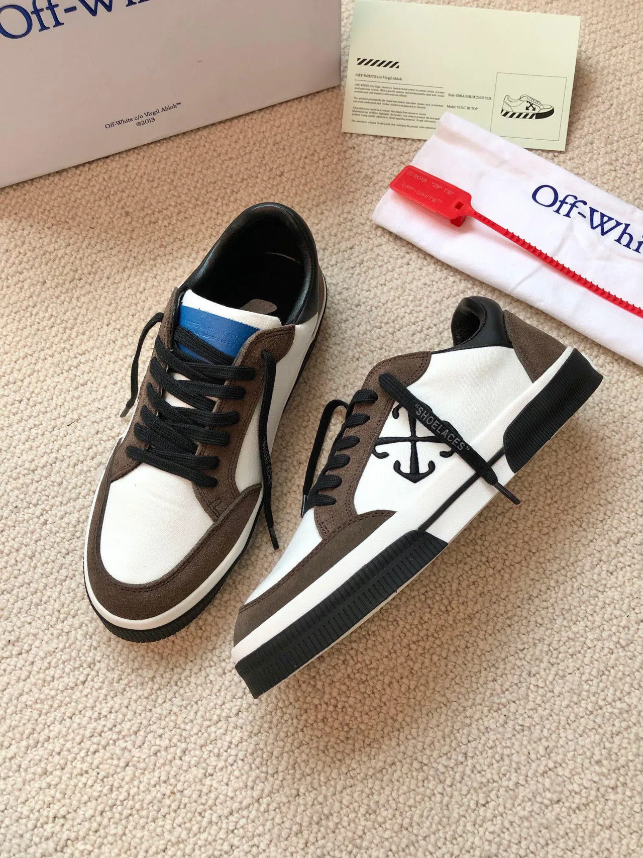 Off-White سينيكرز Lifestyle بني Low-Top كانفاس وسويد بألواح 7