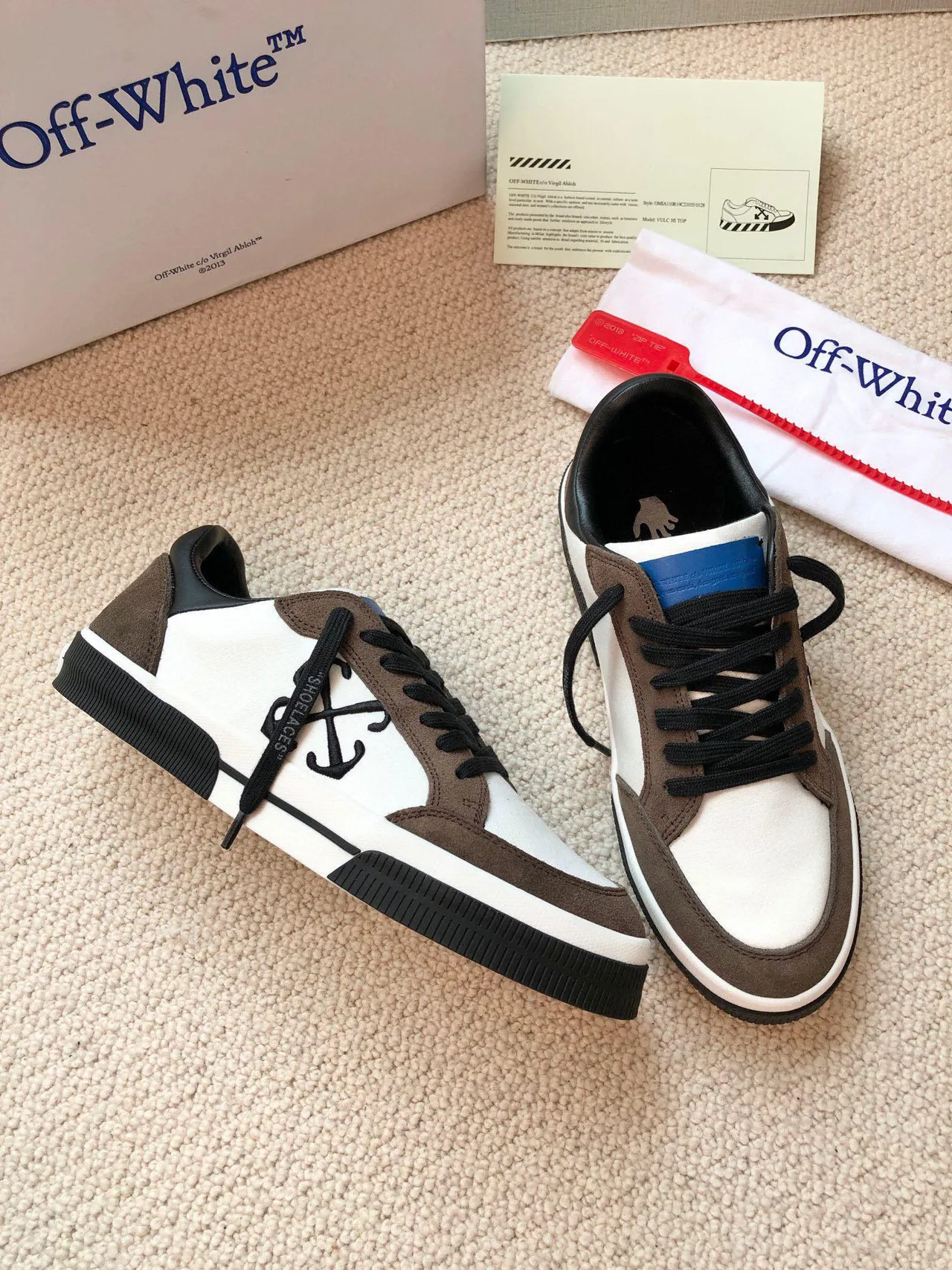 Off-White سينيكرز Lifestyle بني Low-Top كانفاس وسويد بألواح 8
