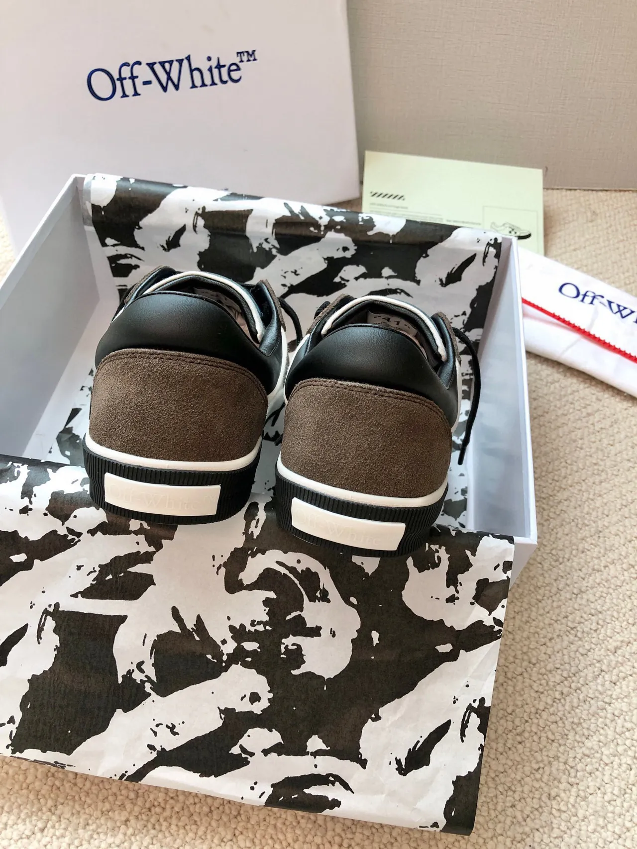 Off-White سينيكرز Lifestyle بني Low-Top كانفاس وسويد بألواح 9