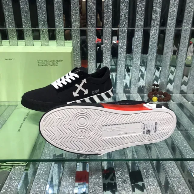 Off-White Low Vulcanized أسود أبيض التصميم الصناعي أسلوب الحياة سنيكرز 2