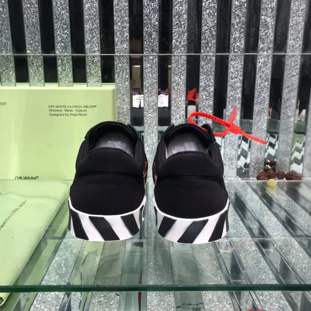 Off-White Low Vulcanized أسود أبيض التصميم الصناعي أسلوب الحياة سنيكرز 3