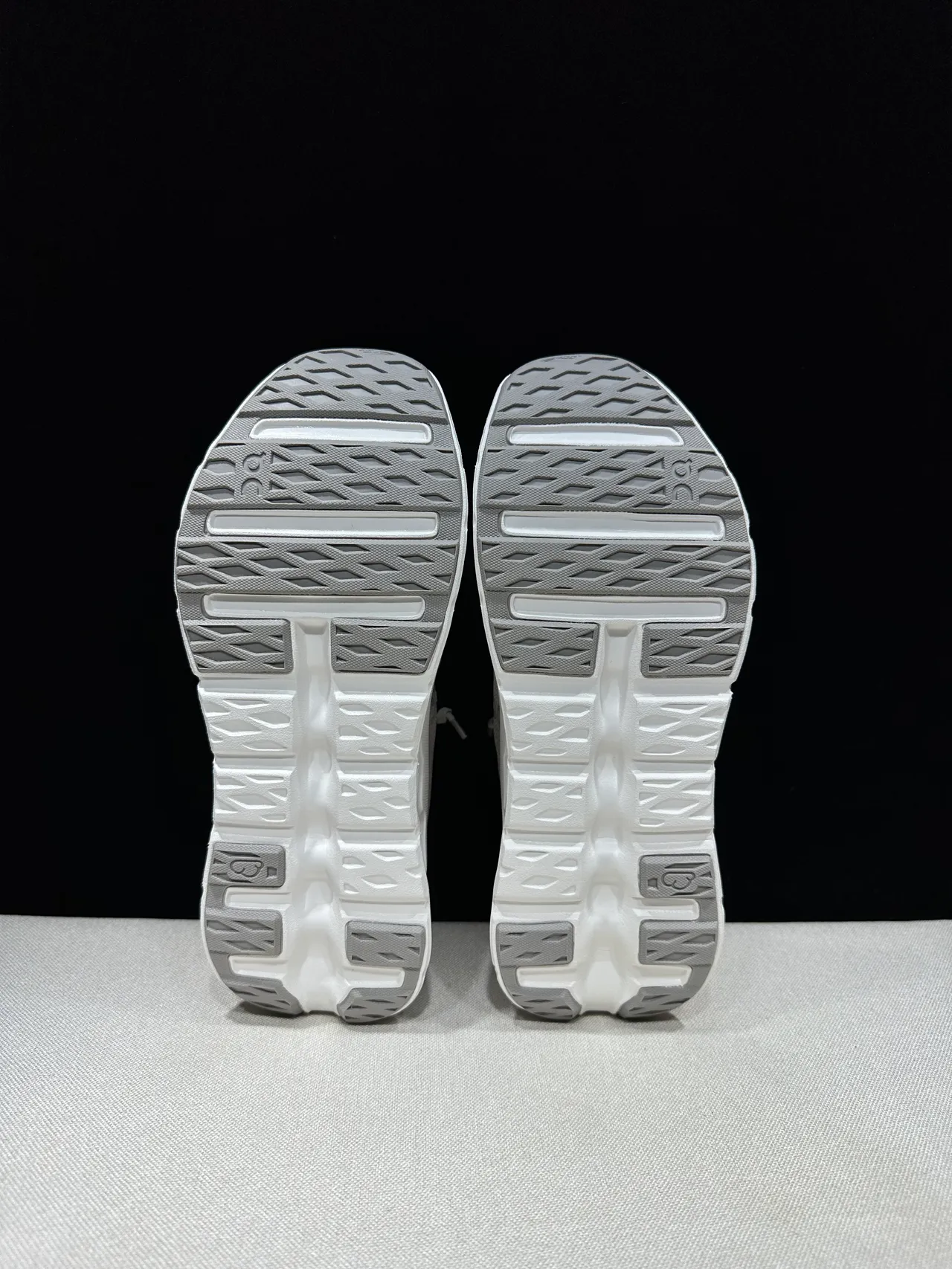 On Beige White Engineered Knit Upper Sculpted CloudTec Midsole Running Shoes 6