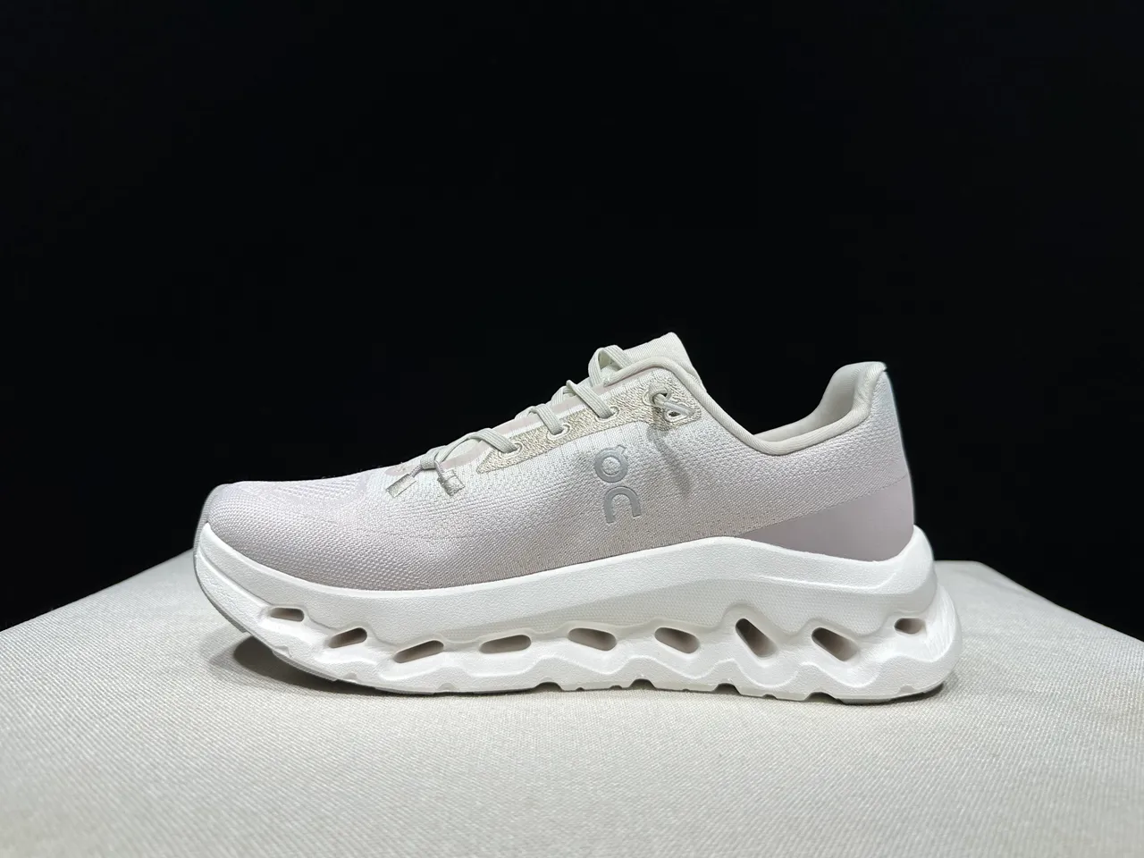 On Beige White Engineered Knit Upper Sculpted CloudTec Midsole Running Shoes 7