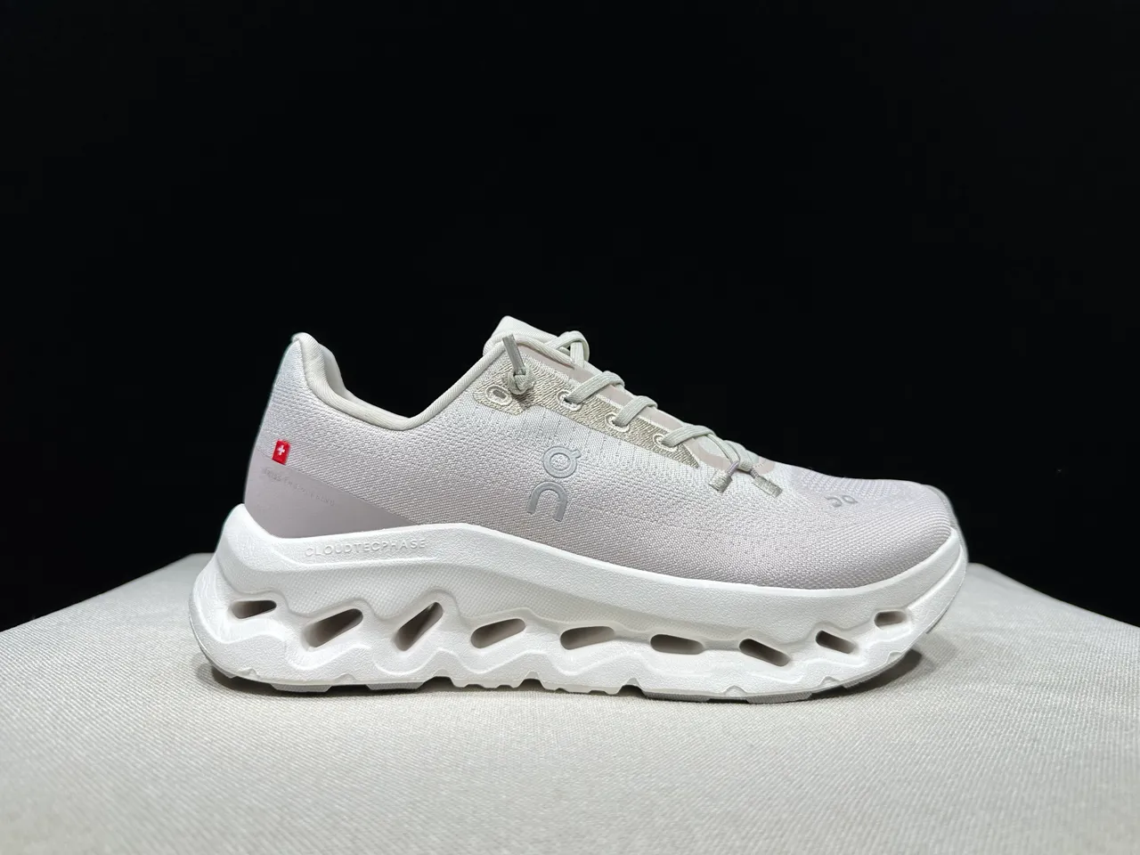 On Beige White Engineered Knit Upper Sculpted CloudTec Midsole Running Shoes 8