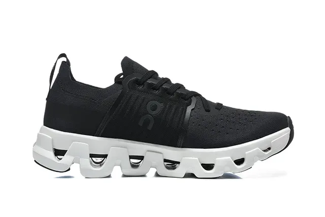 On Cloudmonster Preto e Branco Tênis para Corrida 4