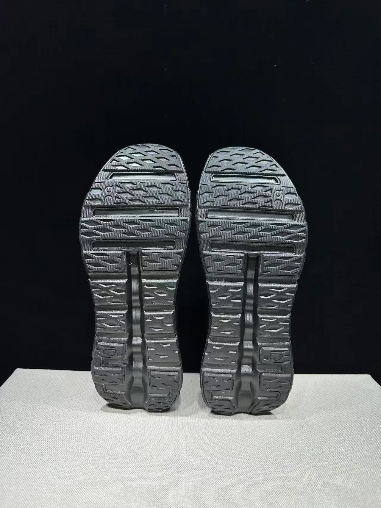 On Cloudmonster monochrome gris baskets style de vie 2