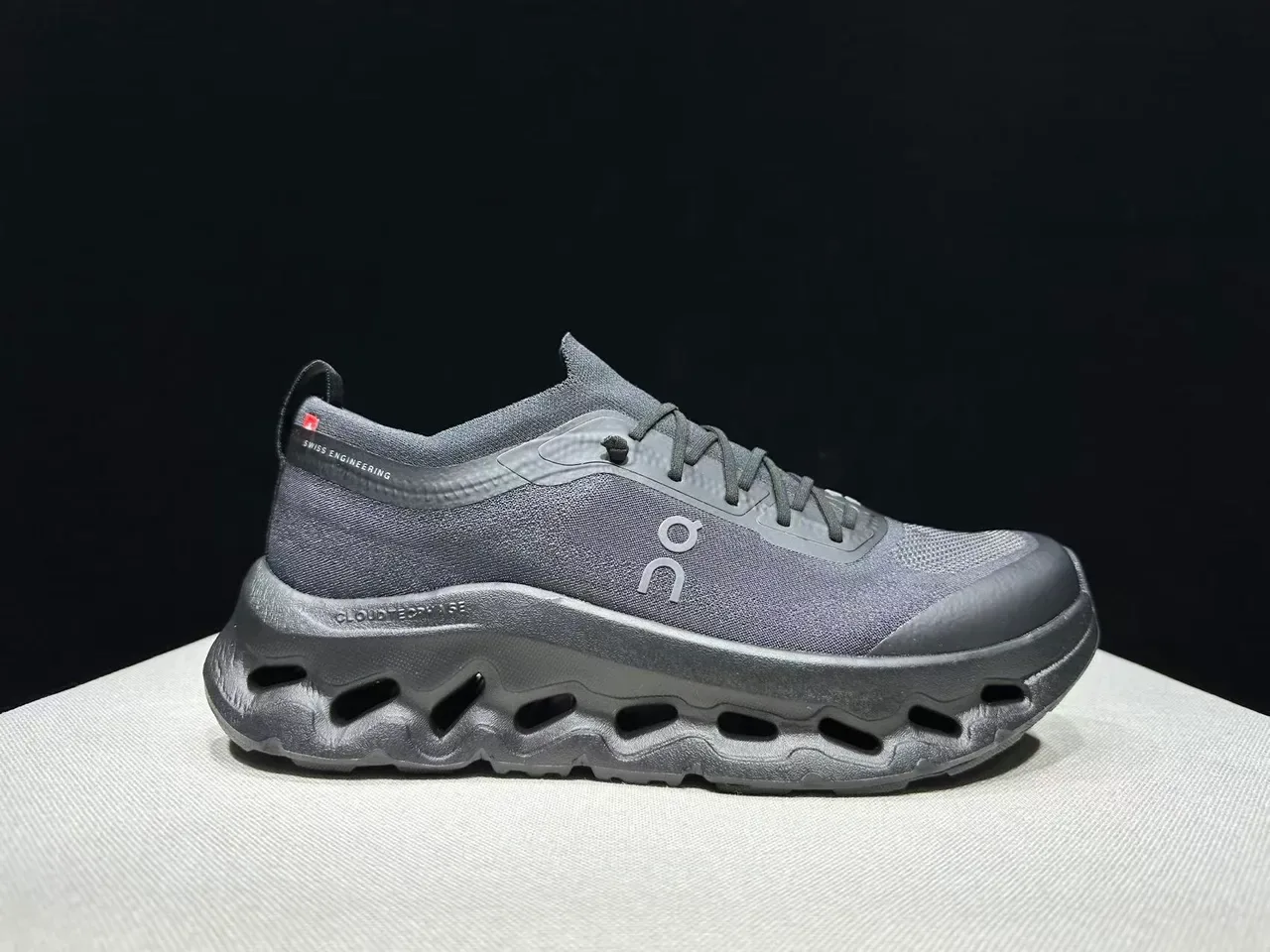 On Cloudmonster monochrome gris baskets style de vie 3