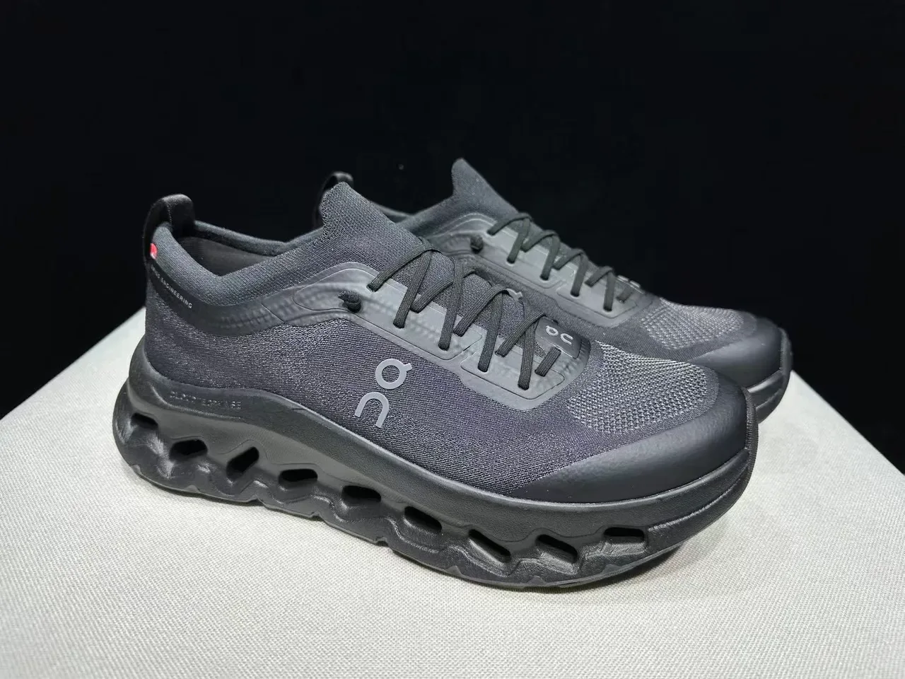 On Cloudmonster monochrome gris baskets style de vie 4