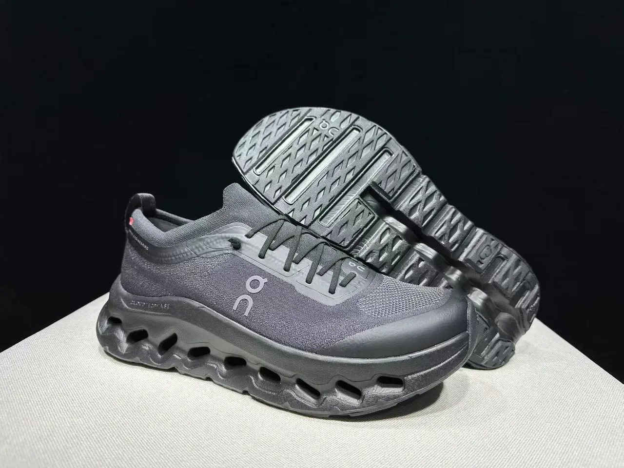 On Cloudmonster monochrome gris baskets style de vie 5