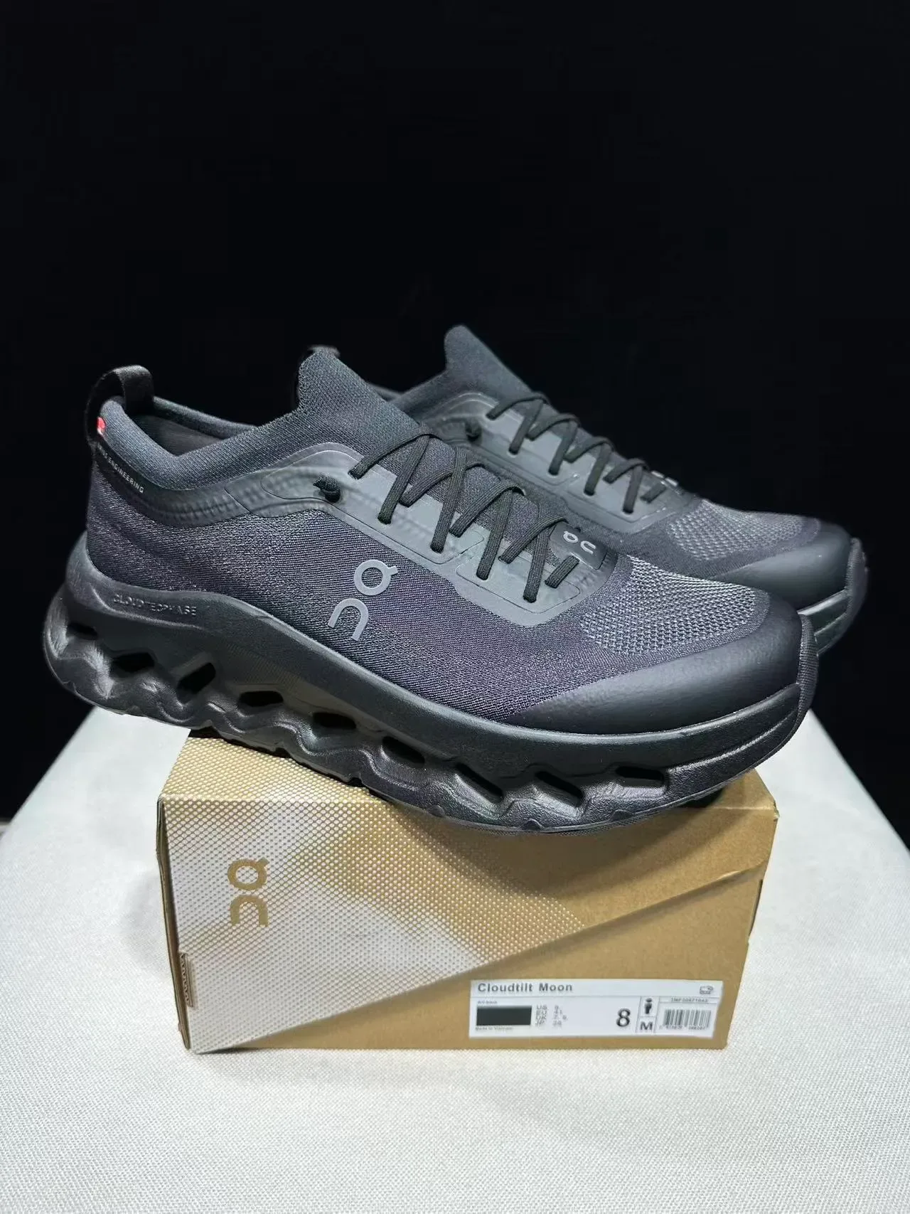 On Cloudmonster monochrome gris baskets style de vie 8