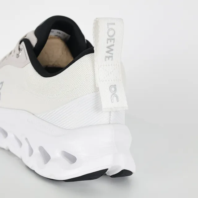 On Cloudmonster Off-White e preto tênis lifestyle 4