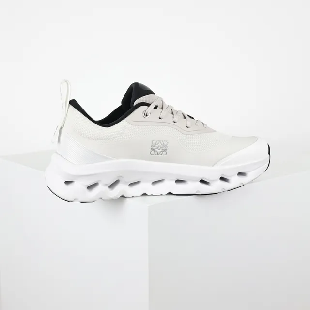 On Cloudmonster Off-White e preto tênis lifestyle 7