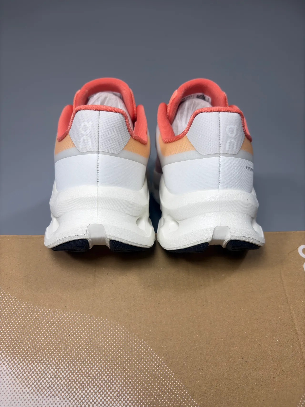 On Branco Rosa Cloudtec Phase Solado médio Perfurado Hexagonal Pods Tênis para correr 5