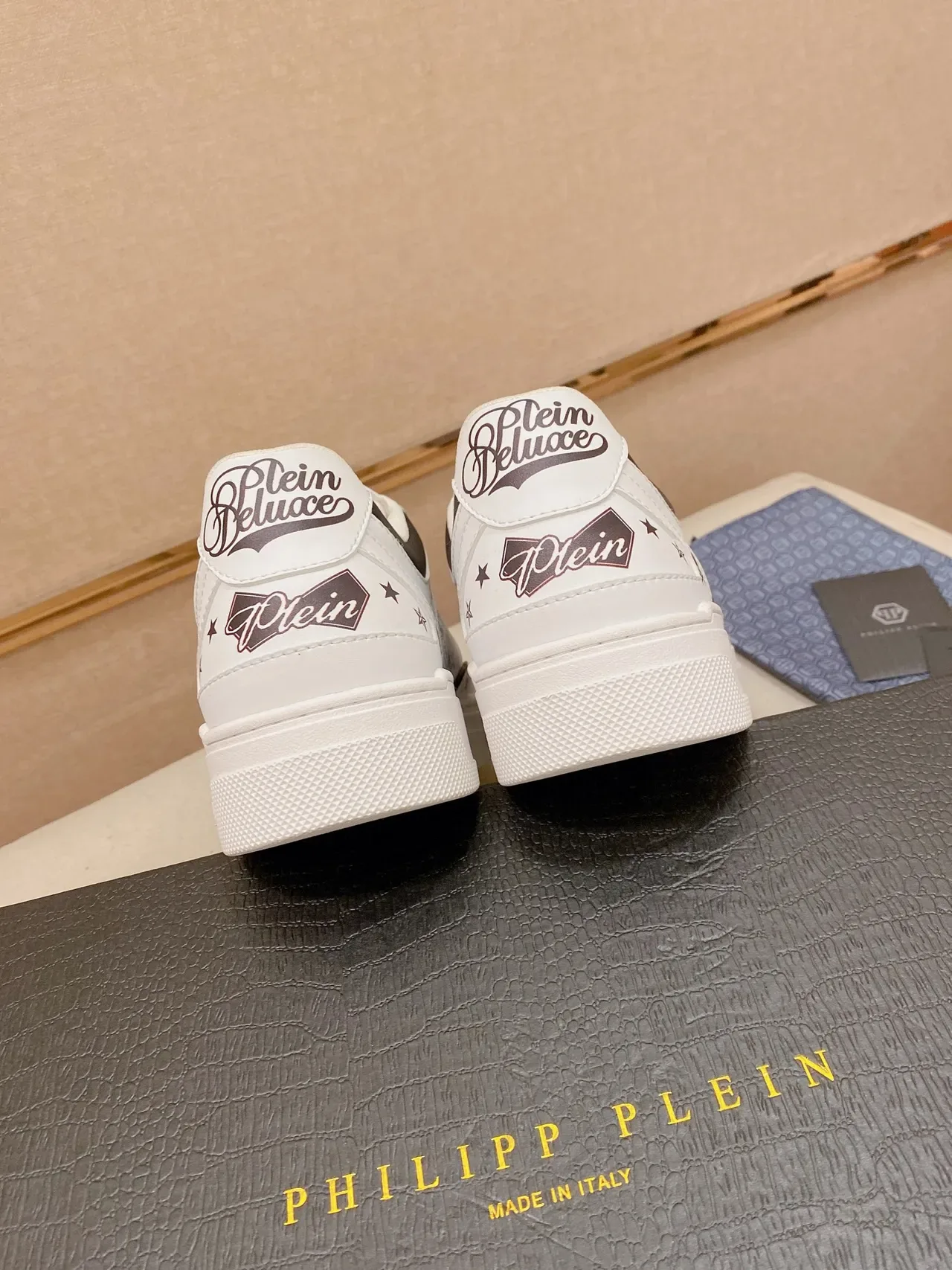 Philipp Plein Lifestyle Sneaker Blanc Noir Cuir Supérieur Panneaux Contrastants Lifestyle Sneakers 3