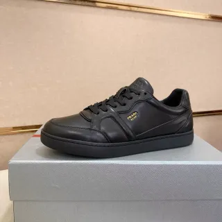 Prada काला चमड़ा लाइफस्टाइल स्नीकर