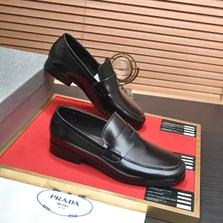 Prada حذاء جلد أسود لوفر مع حزام لوفر