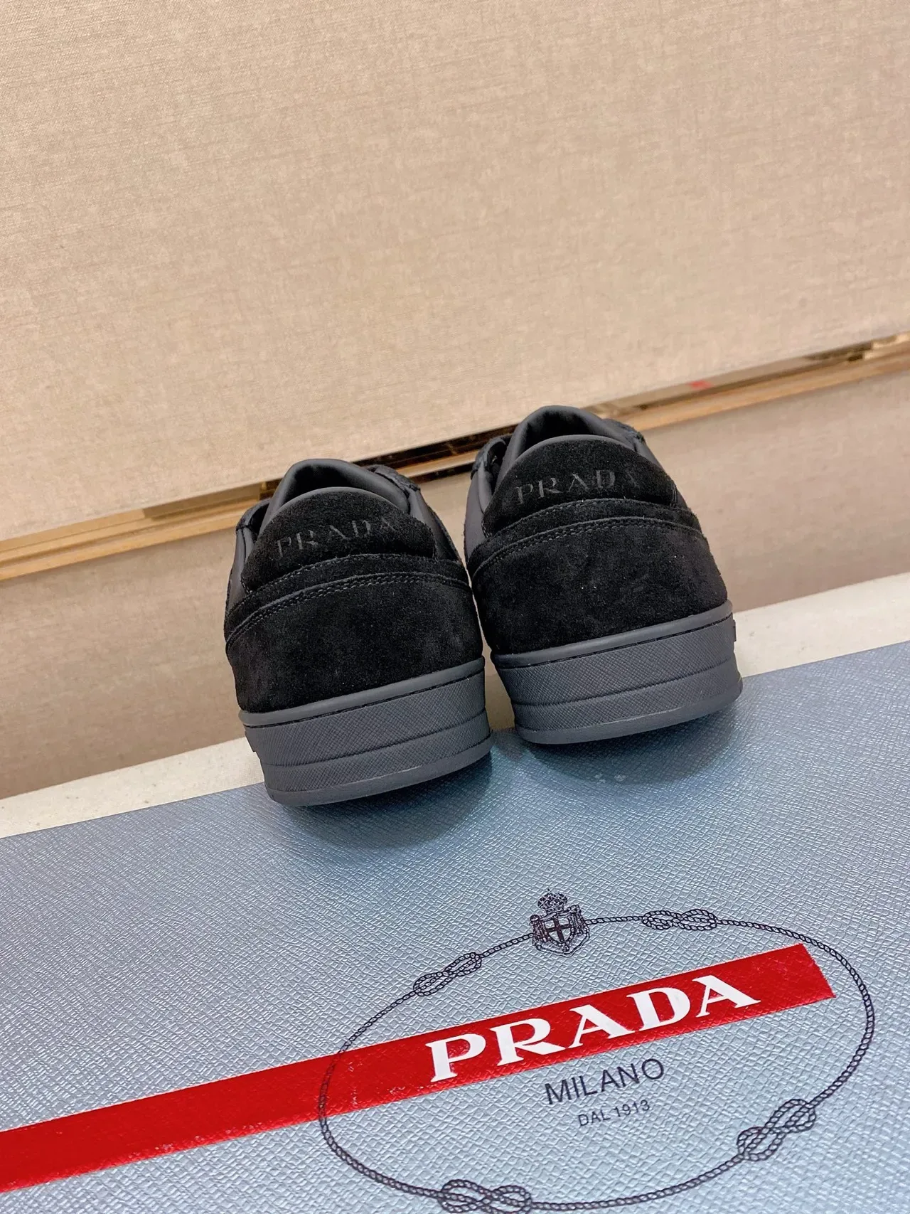 Prada Cloudbust Sneakers Lifestyle Noires en Daim et Nylon Panelées Basses 4