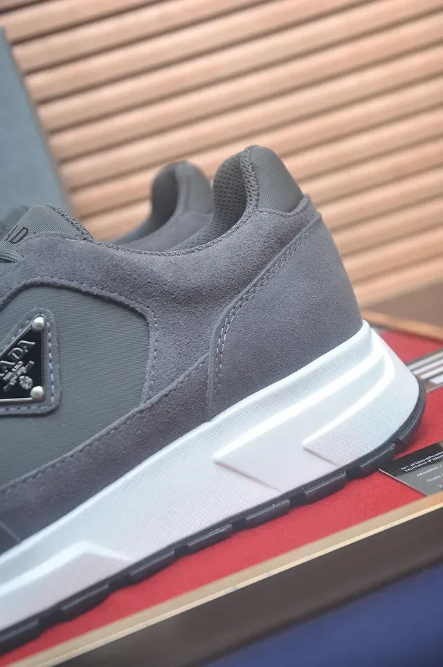 Prada Cloudbust Gris Daim et Cuir Sneakers Lifestyle 2