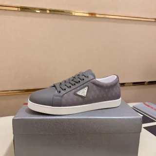 Baskets Lifestyle Prada Cloudbust Gris Blanc Low-Top Matelassées Motif Triangulaire