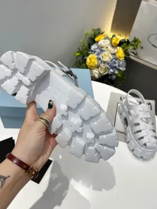 Prada Cloudbust सफेद चंकी लग सोल कैजुअल सैंडल्स 2